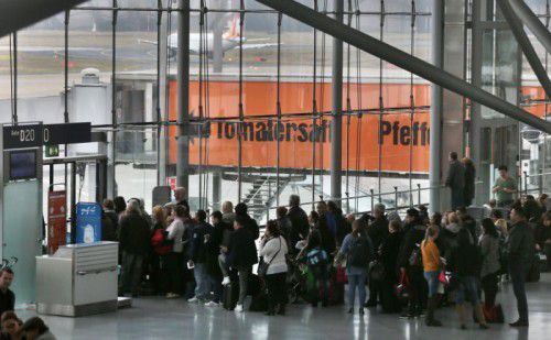 Für 1000 Passagiere hieß es nach dem Sicherheitsalarm am Flughafen Köln/Bonn erst einmal warten.