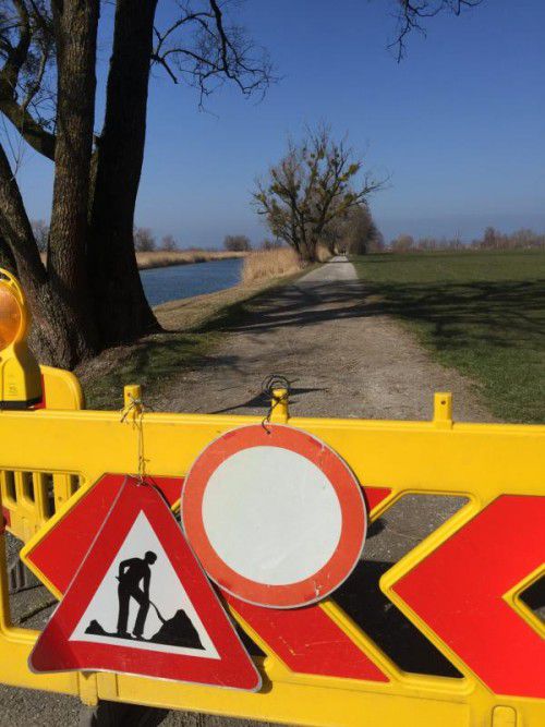 Für Fahrzeuge ist der Weg zur Brücke zu.
