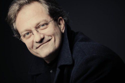 Gérard Korsten, bereits seit zwei Jahrzehnten am Pult zugange, ist seit zehn Jahren Chefdirigent des SOV.