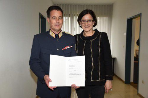 Gerhard Ellensohn mit Innenministerin Johanna Mikl-Leitner bei der Entgegennahme des Ernennungsdekrets.