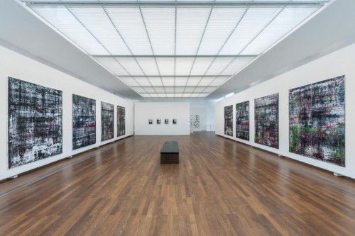 Gerhard Richter nimmt Bezug auf Fotografien, die 1944 im KZ Birkenau aufgenommen wurden.