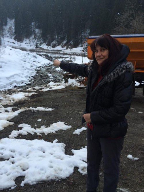 Ilse zeigt auf den Bach: "Das Wasser kommt direkt auf uns zu."