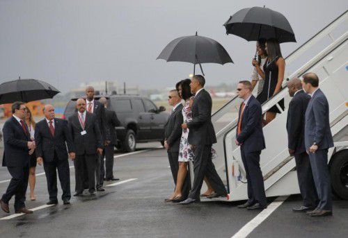 Im Regen gelandet: Gestern um 16.18 Uhr (21.18 Uhr MEZ) betraten Barack Obama, seine Frau Michelle und die Kinder kubanischen Boden.