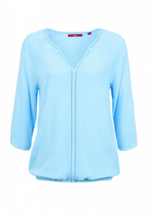 In frischem Blau zeigt sich diese O-Shape-Bluse von s.Oliver. Erhältlich um 39,99 €.