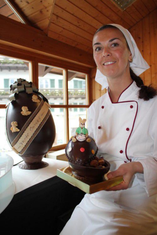 Jedes Teil der Osterausstellung ist ein Unikat, betont Simone Salzgeber – so auch dieses mit Pralinen gefüllte Osterei.