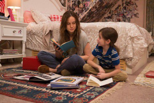 Joy (Brie Larson) hält für ihren Sohn die Illusion eines normalen Lebens aufrecht.