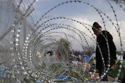 Kein Weiterkommen: Viele Flüchtlinge sitzen an der griechisch-mazedonischen Grenze fest.