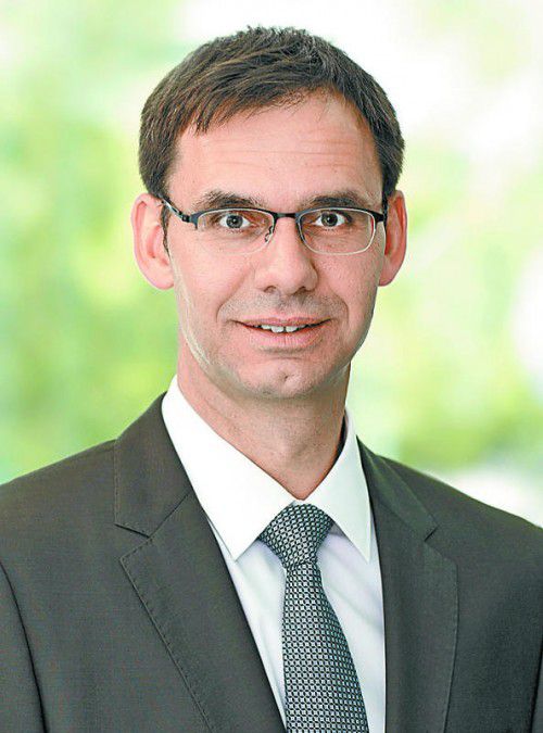 Klimaschutz und Klimawandel gehen uns alle an. Neben dem globalen Denken und Handeln muss aber ganz besonders auch regional Verantwortung übernommen werden. Durch das ambitionierte Ziel der Energieautonomie 2050 und über die Landwirtschaftsstrategie 2020 „Ökoland Vorarlberg – regional und fair“ können wir alle einen wesentlichen Beitrag leisten. Der VN-Klimaschutzpreis gibt auch 2016 den vorbildlichen Leistungen, Initiativen und Projekten eine Bühne und verschafft ihnen die verdiente und wichtige öffentliche Aufmerksamkeit.
Mag. Markus Wallner
Landeshauptmann