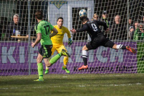 Kopfball von Vinicius Maciel Gomes, der Wolfurt-Torhüter Cetin Batir keine Abwehrchance ließ.