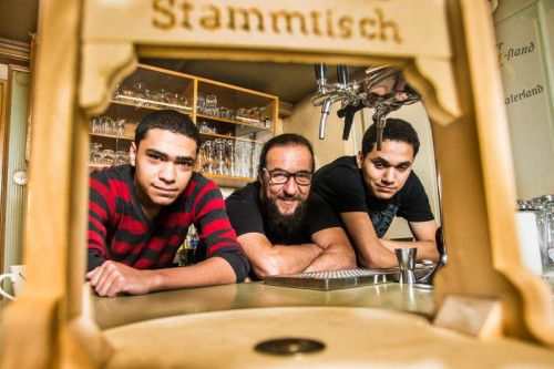 Manfred Felder (M.) mit zwei ehemaligen Bewohnern seiner Unterkunft im Hittisauer Gasthof Adler, Khalil und Yesan.