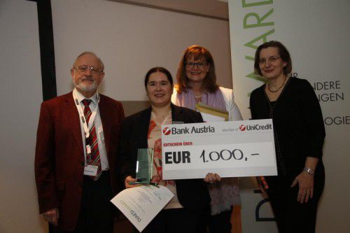 Maria-Magdalena Wetzinger wurde für ihre innovative Idee mit einer Auszeichnung und einem Scheck belohnt.