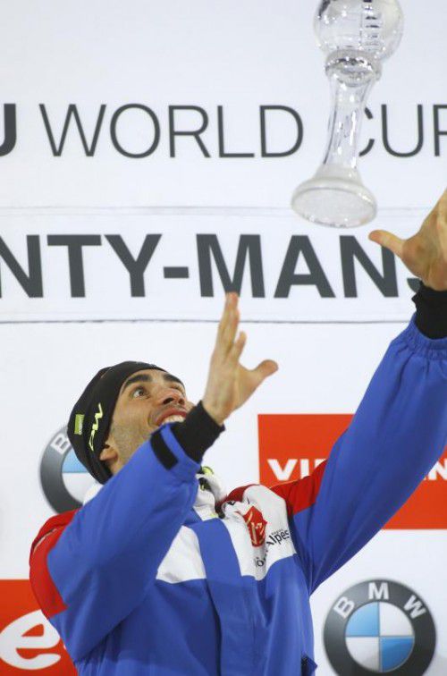 Martin Fourcade mit seiner Siegertrophäe.