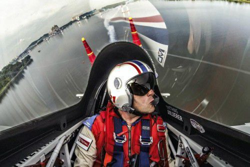 Matthias Dolderer in Aktion, beim Flug in einem Tempo bis zu 370 km/h zwischen den aufblasbaren Toren.