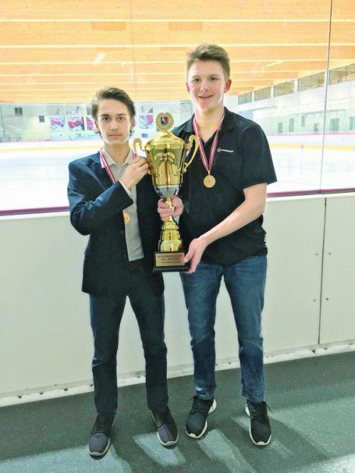 Meisterpokal für den U-20-Titel: Niklas Gehringer, Jonas Kofler.