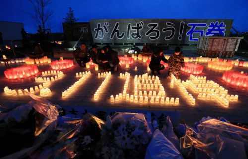 Mit Hunderten Lichtern gedenken Menschen in der Stadt Ishinomaki der Opfer des 11. März 2011.