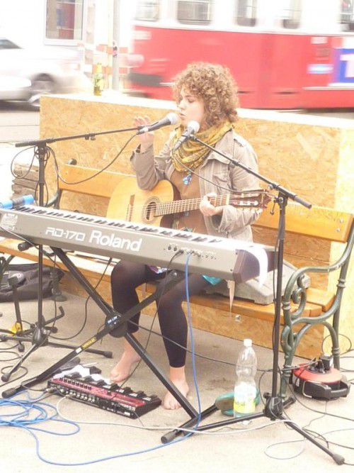 Mit ihrer Loop-Station spielt die 25-jährige Magdalena Grabher aus Hard bei Auftritten alles live vor Publikum ein.