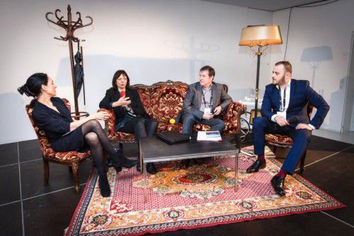 Moderatorin Andrea Thilo mit Else Christensen-Redzepovic (Dänemark), Neil Peterson (Liverpool) und Florin Morosanu (Cluj).