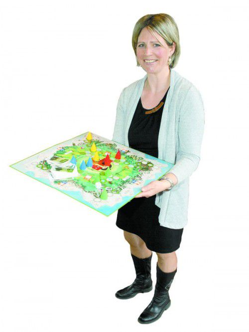 Monika Moosbrugger mit dem Schutzwald-Spiel Vorsicht Lawine.