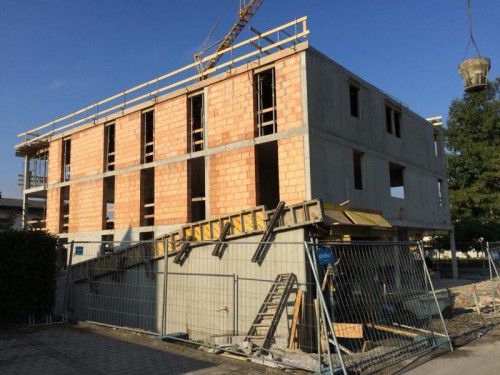 Neuer dreigeschoßiger Baukörper mit Tiefgarage in Hard.