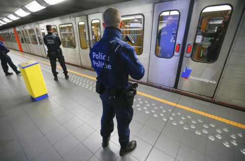 Polizisten bewachen die Brüsseler Metro. Die U-Bahnen fahren nun wieder – allerdings stark eingeschränkt.