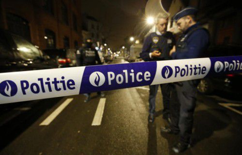 Polizisten bewachen einen abgesperrten Bereich im Brüsseler Stadtteil Schaerbeek. Bei den Razzien konnten einige Verdächtige festgenommen werden.
