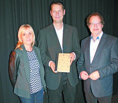 Regio-Geschäftsführerin Birgit Werle, Autor Manfred Walser und Regio-Obmann Bürgermeister Florian Kasseroler (v. l.).