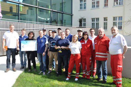 Rotkreuz-Mitarbeiter bei der letztjährigen Charity-Scheckübergabe an Joe Fritsche von „Stunde des Herzens“.