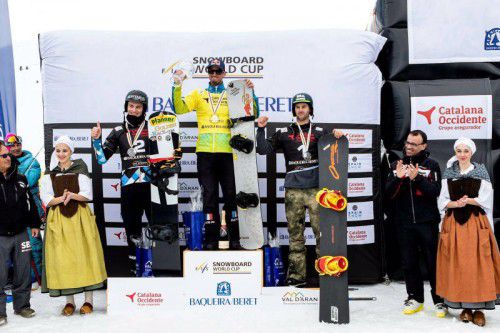 Siegespodest der Snowboardcrosser 2015/16, v. l.: Alessandro Hämmerle, Pierre Vaultier und Lucas Eguibar.