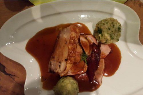 Solides Handwerk und konstante Qualität: Zweierlei Braten vom Sunnahof-Bioschwein mit Bärlauchknödel.
