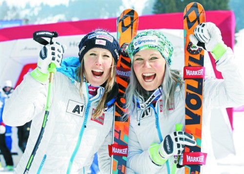 Strahlten nach dem Super-G in Lenzerheide um die Wette: Cornelia Hütter und Tamara Tippler.