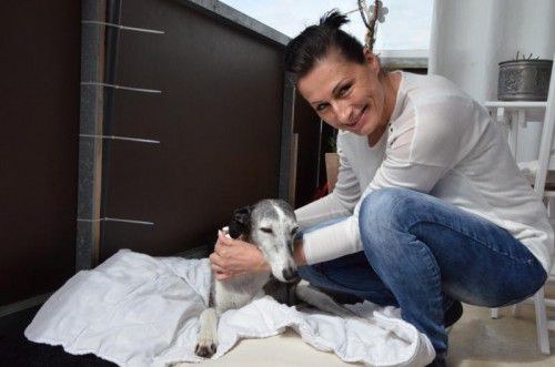 Tamara Deuring hat die aus einer Tötungsstation gerettete  Hündin Juanita zu sich genommen.