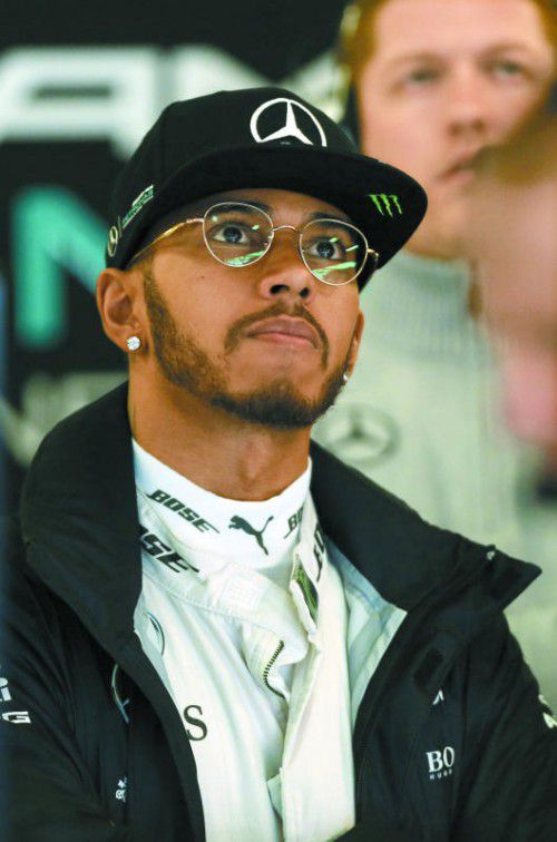 Trägt neuerdings eine modische Brille: Lewis Hamilton behielt auf der Strecke den Durchblick, fuhr die ersten beiden Bestzeiten.