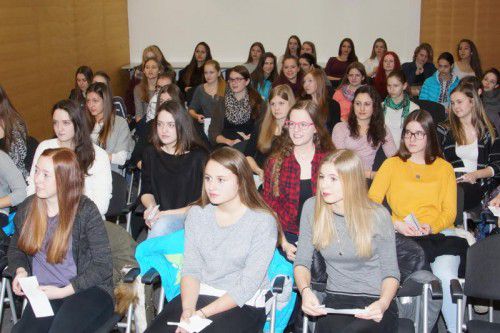 Über 60 Mädchen kamen zum Cas-ting der Bauakademie.