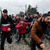 Migranten stürmen Grenzzaun