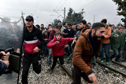Verzweifelte Migranten versuchen nach Mazedonien zu gelangen. Die Polizei reagiert mit Tränengas.