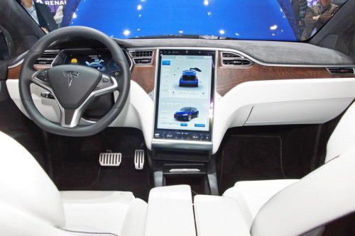 Wahlweise sechs oder sieben Sitze und der aus dem Model S bekannte riesige Bildschirm: erstes Probesitzen im Model X.