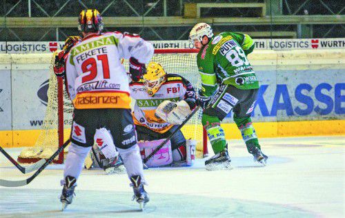 Wald-Stürmer Philip Putnik (r.) arbeitete hartnäckig nach und wurde aus dieser Szene mit der 1:0-Führung belohnt.