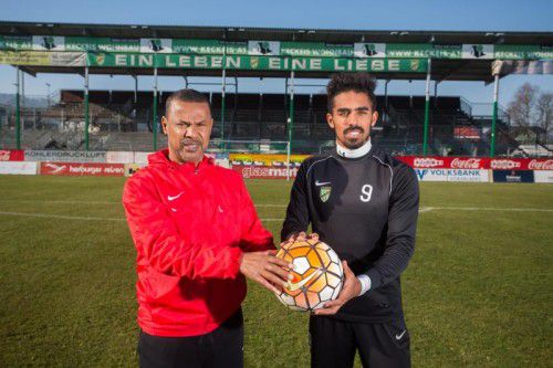 Wenn der Vater mit dem Sohne . . . Austria-Trainer Lassaad Chabbi (l.) mit Sohn Seifedin. Bei beiden endet der Vertrag mit Saisonende.