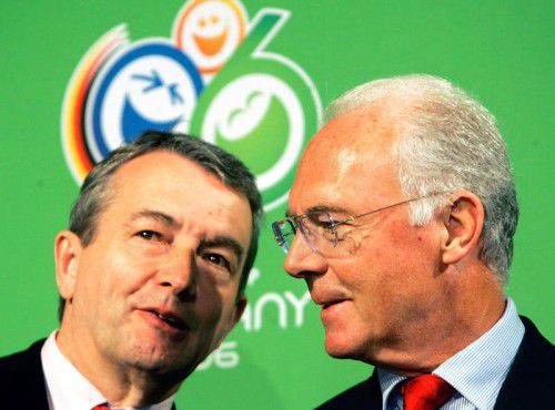 Wolfgang Niersbach (l.) und Franz Beckenbauer werden durch den WM-Bericht schwer belastet.