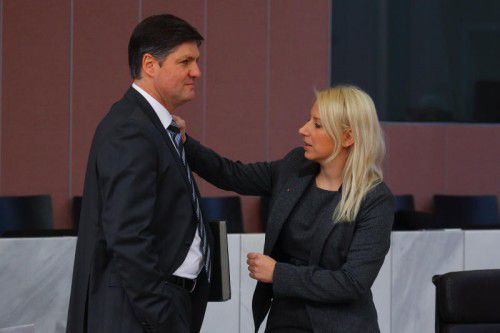 Zeigte sich im Landtag fürsorglich gegenüber ihrem FP-Klubchef Daniel Allgäuer: Parteikollegin Nicole Hosp.