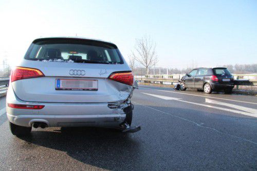 Zwei von insgesamt sieben Fahrzeugen, die auf der Autobahn in zwei Auffahrkollisionen verwickelt wurden. 