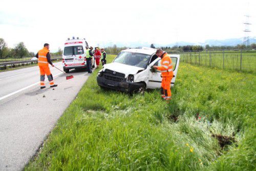 Abseits der Autobahn ist dieses Auto gelandet.