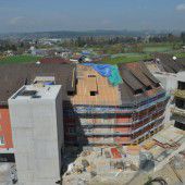 Weiß statt Rot: Schloss Hofen wechselt Farbe