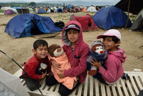 An der griechisch-mazedonischen Grenze sitzen Tausende Flüchtlinge fest, unter ihnen viele Kinder.