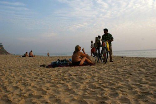 Auch am Strand ist der Chai-Wallah nicht weit.