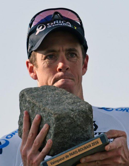 Außenseiter Mathew Hayman mit der Siegertrophäe.