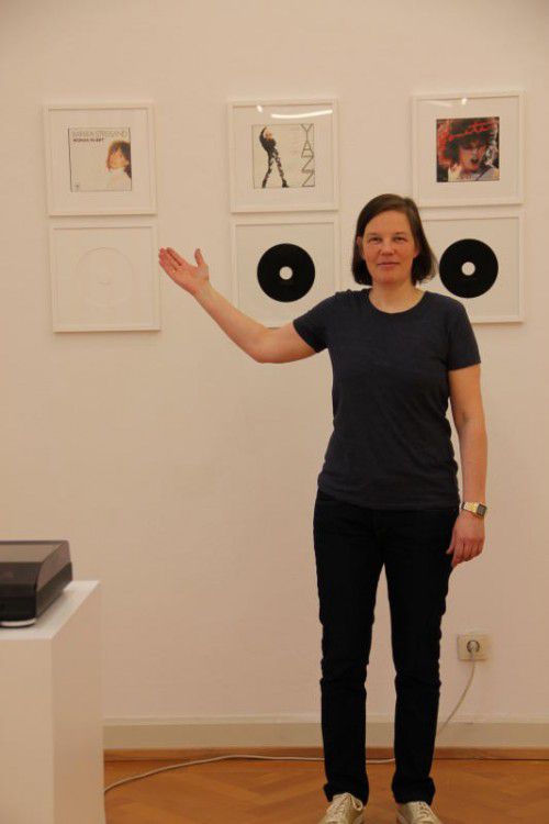 Ausstellungseröffnung im Künstlerhaus: Vollends zur Diva wird die Frau mit dem Künstlernamen Annette Hollywood.