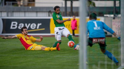 Austrias Bruno Felipe Souza Da Silva (im Bild gegen Stefan Meusburger) leistete die Vorarbeit zum Führungstreffer, rechts KSV-Goalie Christoph Nicht.