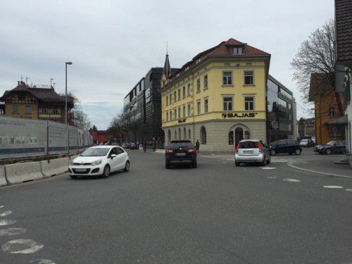 Autos, die in alle Richtungen fahren, und zudem eine Baustelle: Manche Forumsnutzer wünschen sich hier eine Ampel.
