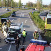 Unfall mit drei Autos und einem Linienbus